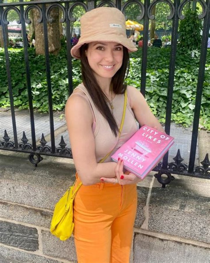 Ali Cobrin Personal Life, Boyfriend, Engaged, Net Worth, Salary, Age, Height, Facts