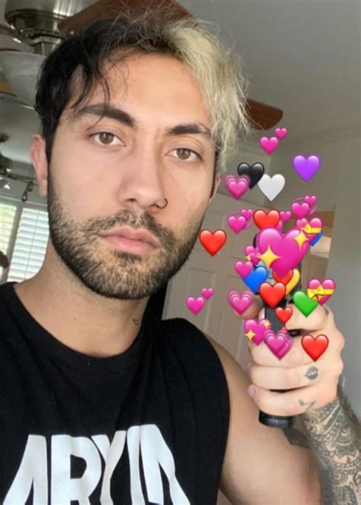 Aryia Emrani's Girlfriend, Age, Salary, Net Worth, Profession, YouTube