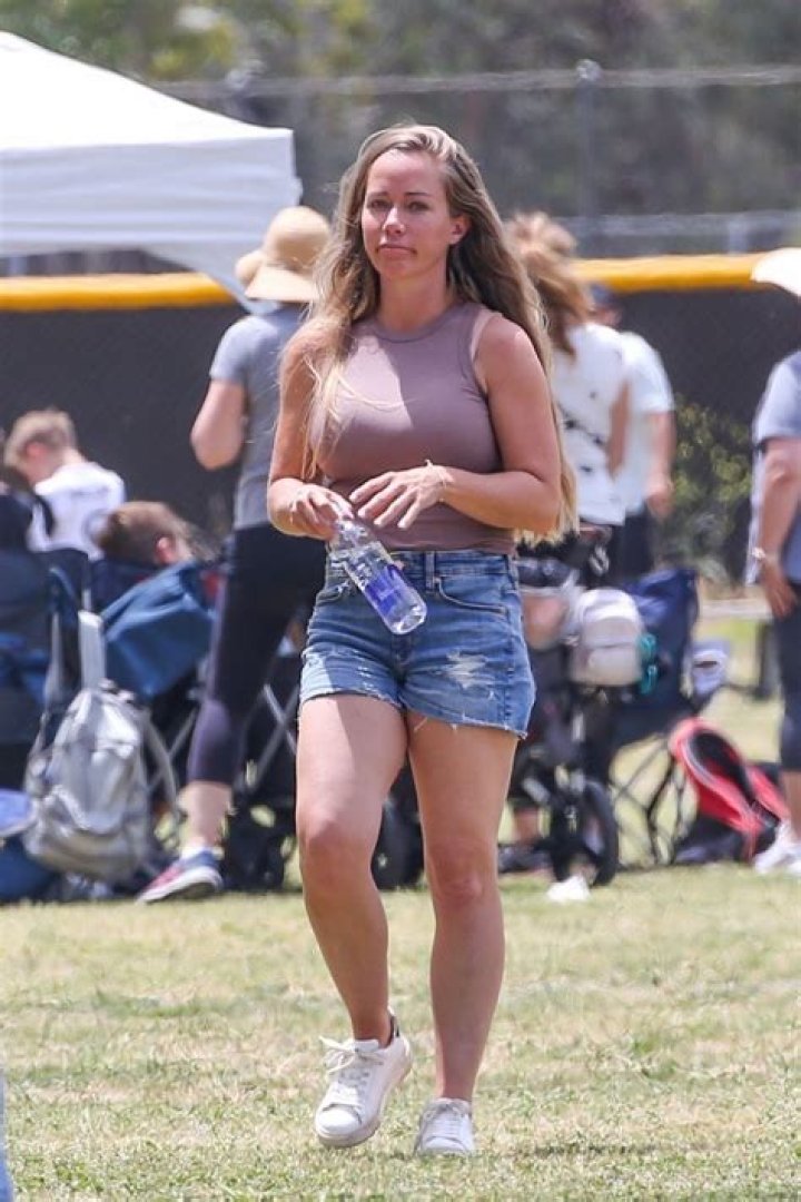 Kendra Wilkinson Net Worth in 2023 How Rich is She Now?