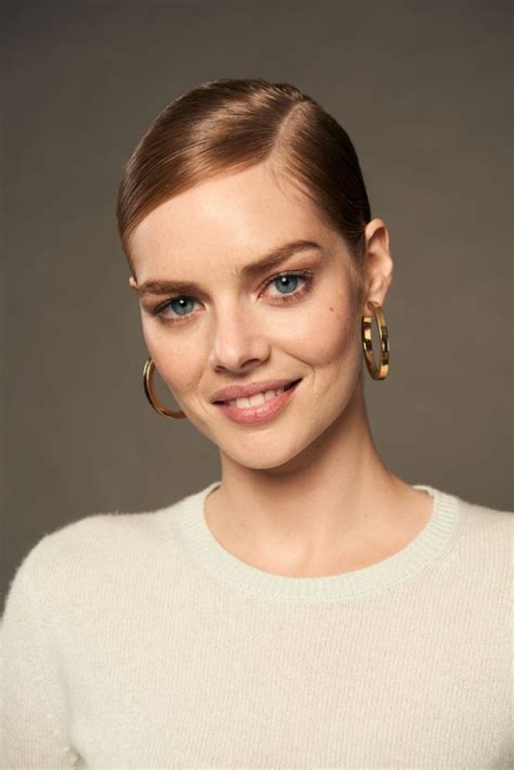 Samara Weaving Wiki: Boyfriend & Family Details - Parents & Sister | Net worth, Age, & Height